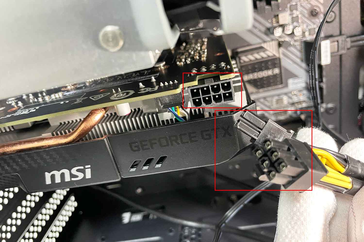 GPU補助電源ケーブルの接続