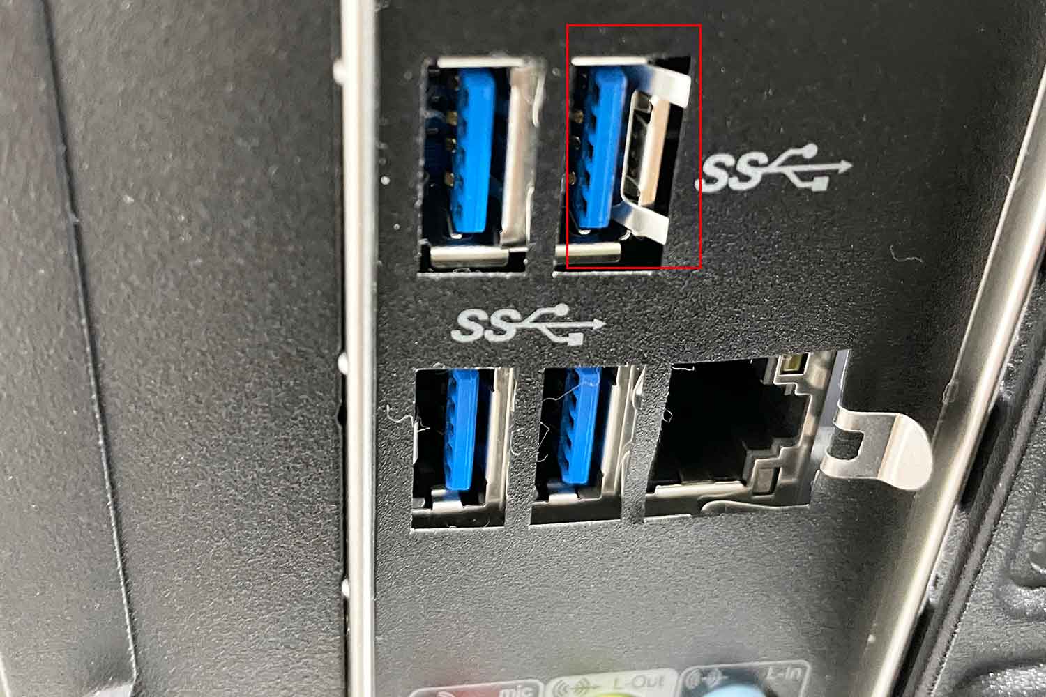 マザーボード I/Oパネル取付 USB端子の取付ミス