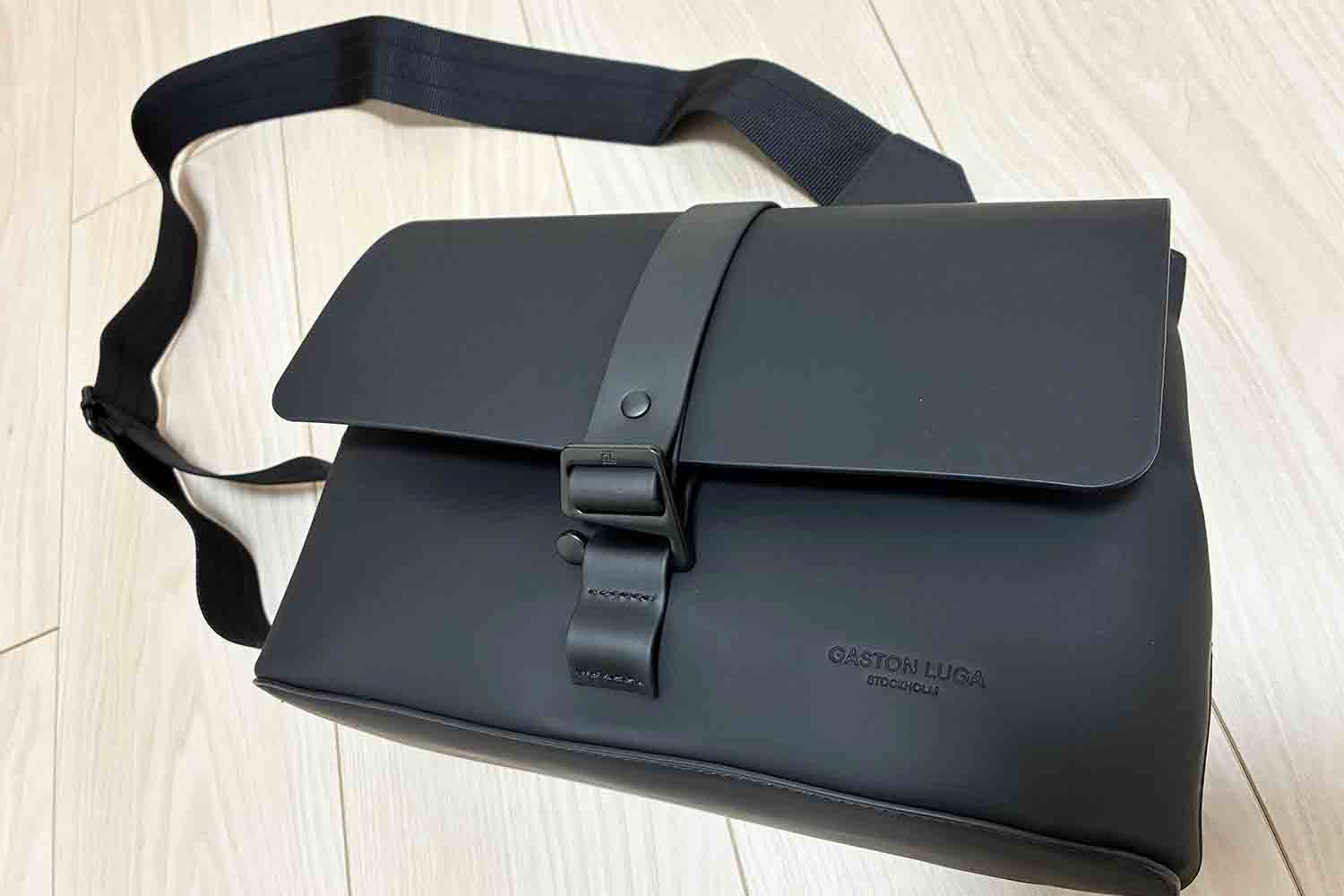 ガストンルーガ スプラッシュクロスボディ ミディアム ブラック