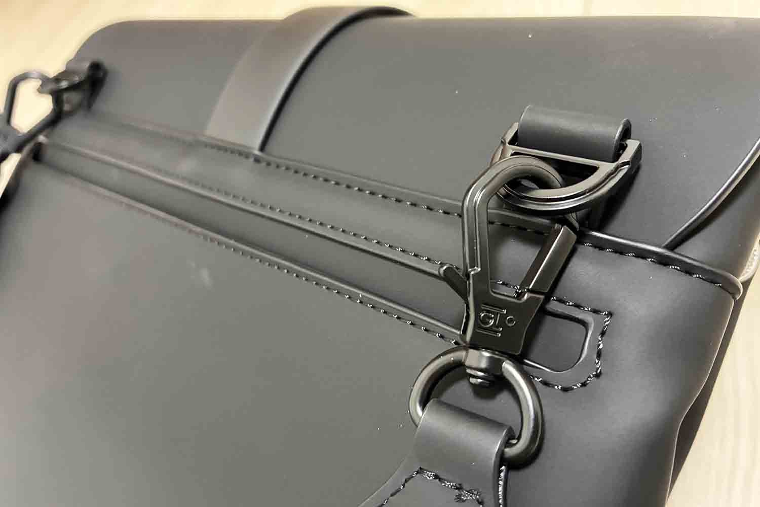 ガストンルーガ スプラッシュクロスボディ ミディアム ブラック