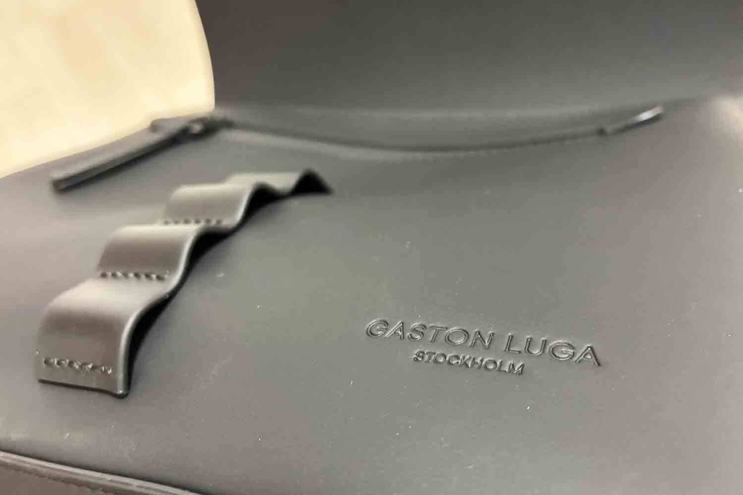 ガストンルーガ スプラッシュクロスボディ ミディアム ブラック