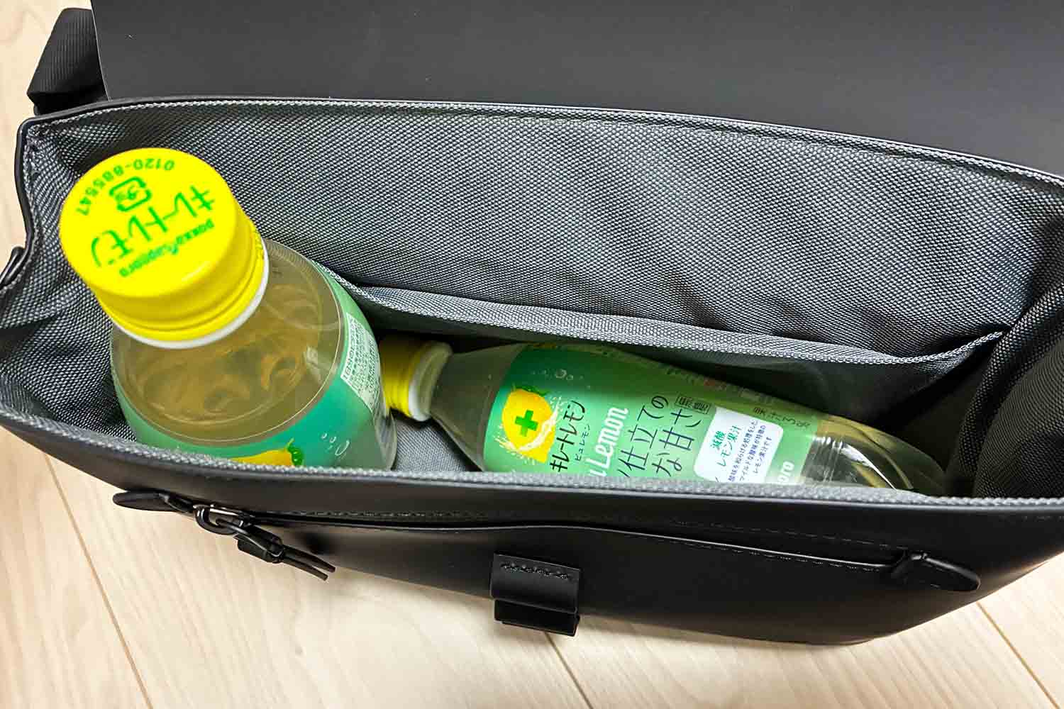 ガストンルーガ スプラッシュクロスボディ ミディアム ブラック