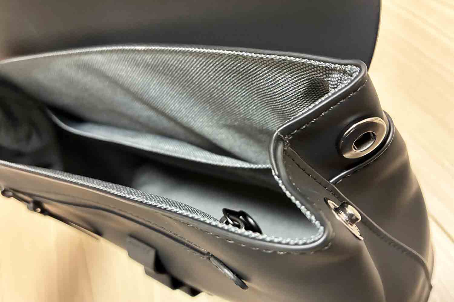 ガストンルーガ スプラッシュクロスボディ ミディアム ブラック