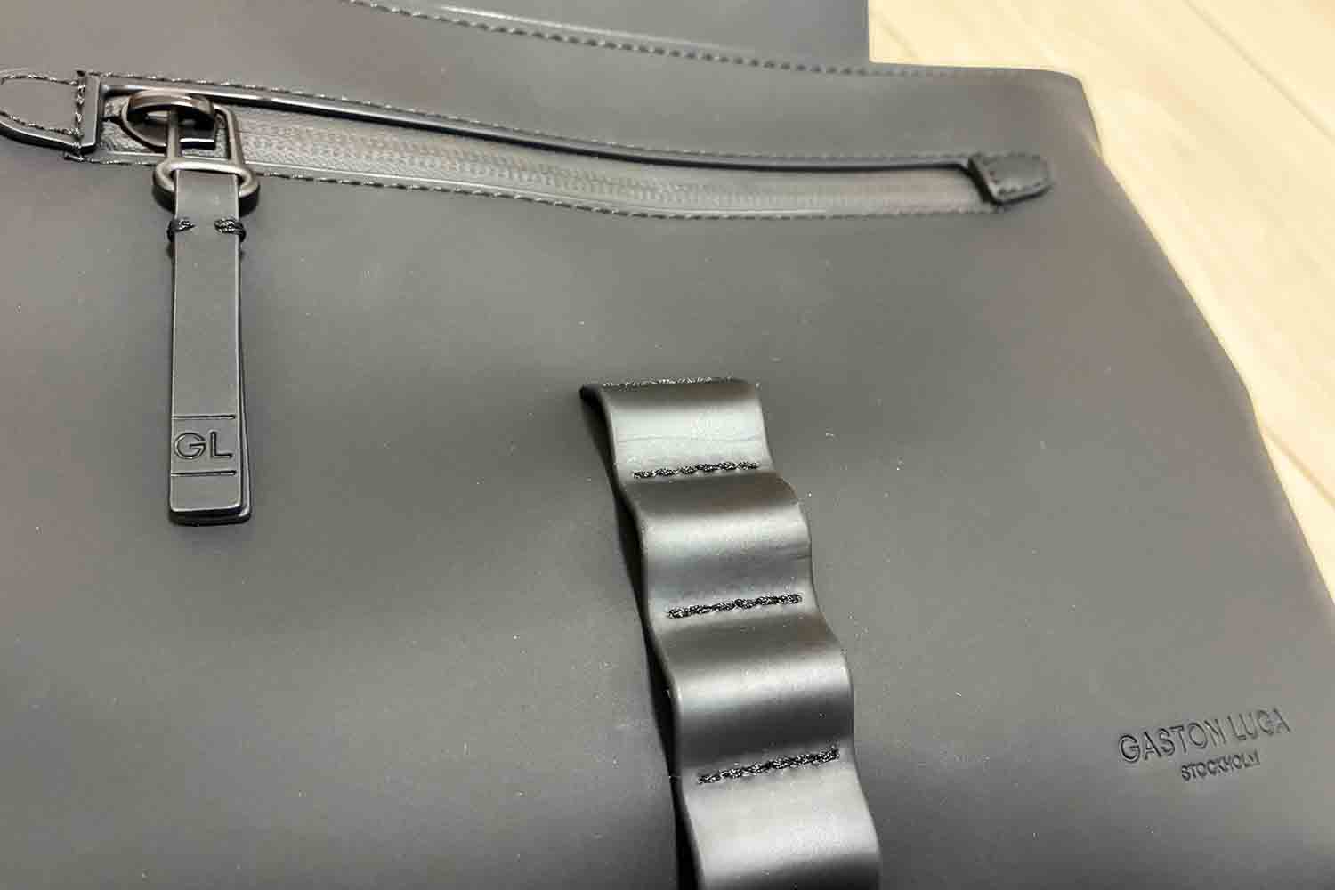 ガストンルーガ スプラッシュクロスボディ ミディアム ブラック